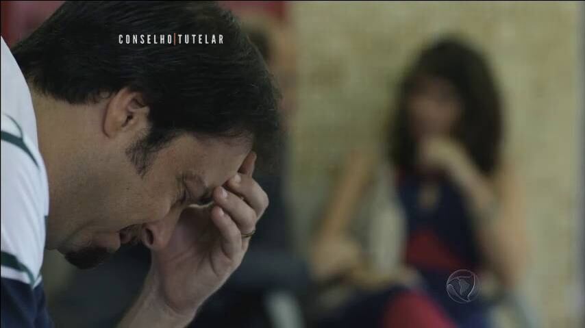 Nelson, o pai de Felipe, acabou perdendo a guarda a do filho e se só poderá visita-lo de 15 em 15 dias

+ Aprenda a música exibida na vinheta de Conselho Tutelar

+ César e Sereno investigam caso de menina abusada por familiares


+ Veja imagens chocantes das cenas de violência infantil exibidas em Conselho Tutelar

