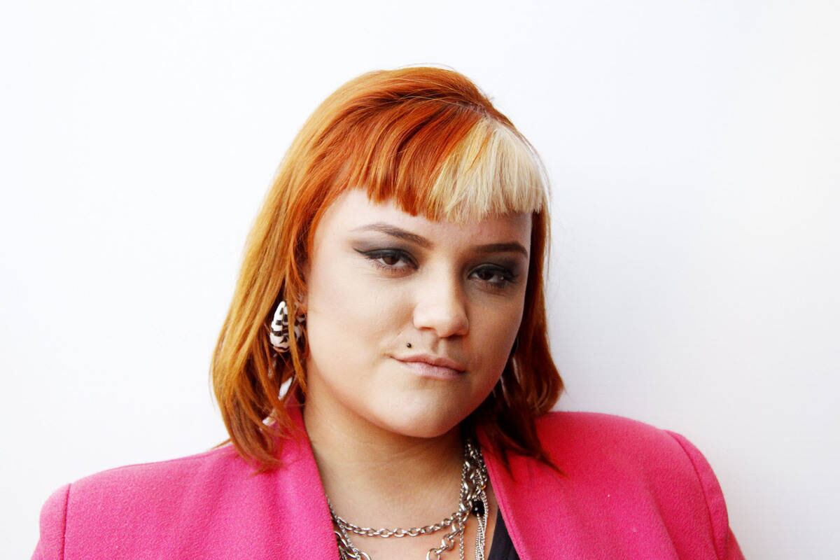 

Rafaela Limp



— Estou
assim há um ano. Meio laranja e com uma mecha loura. Ainda não cheguei no louro
ideal.