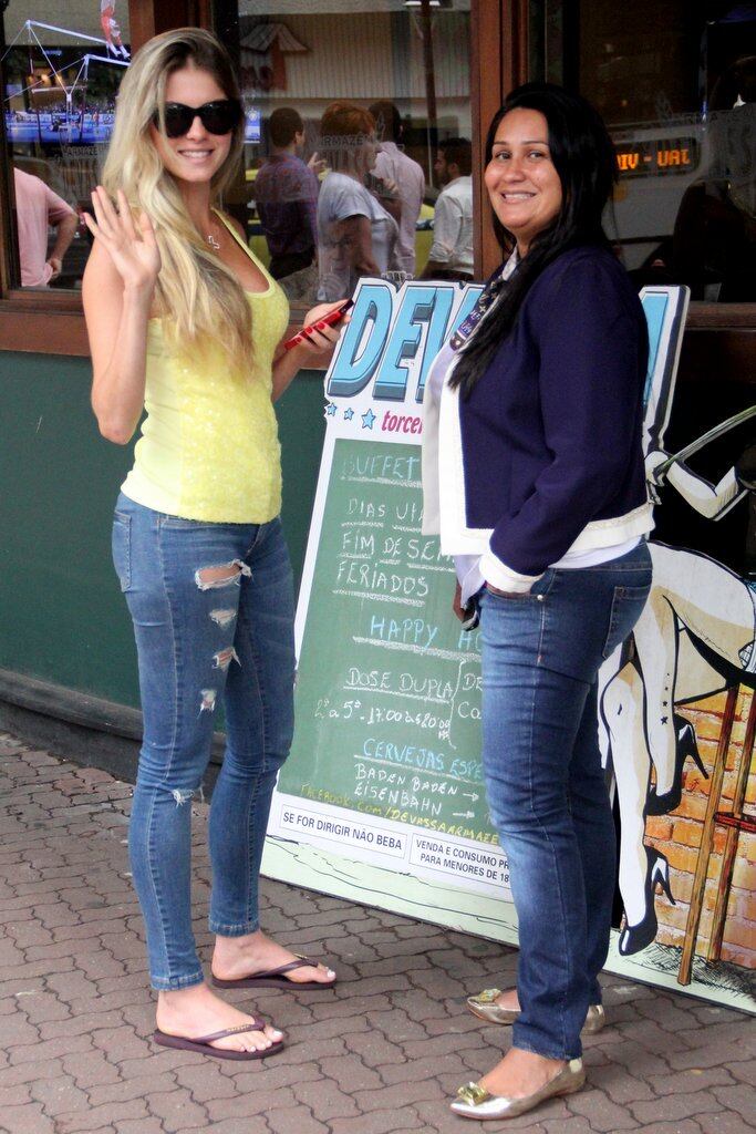 Com uma regatinha amarela, Bárbara Evans exibiu simpatia ao fotógrafo que estava esperando por ela no restaurante no Leblon