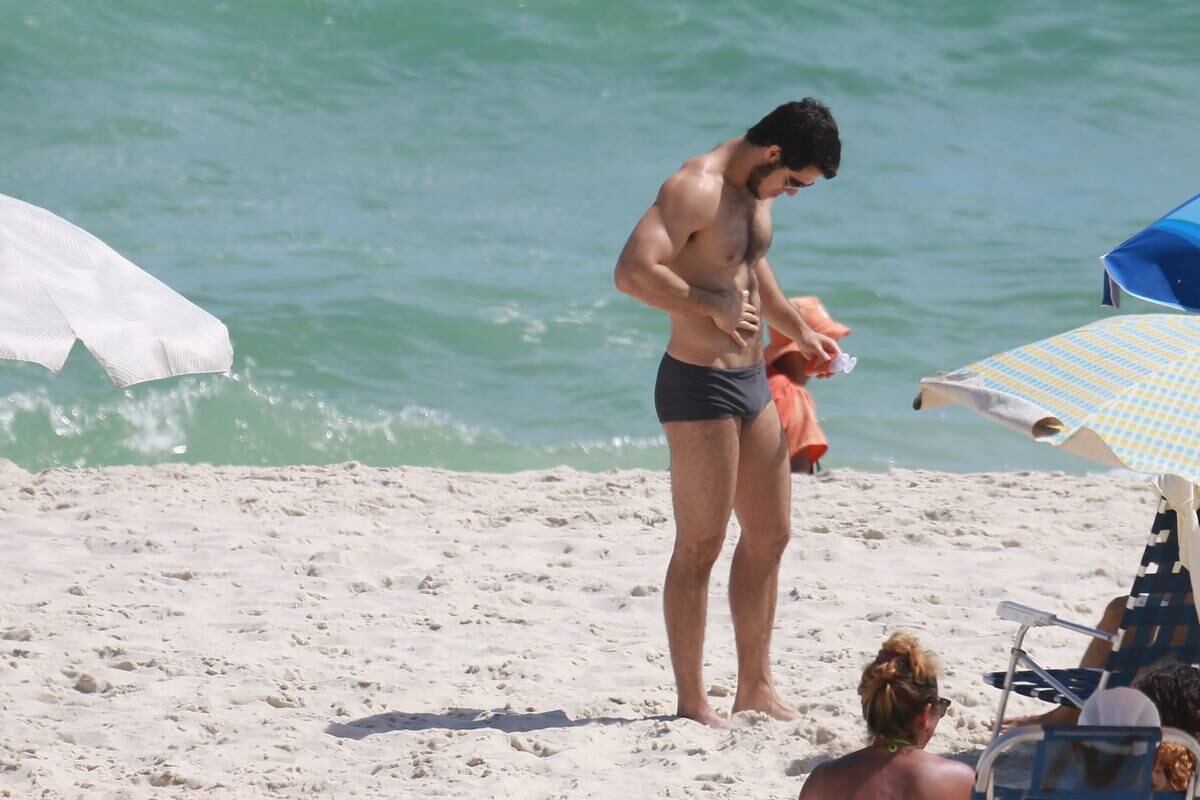 Emiliano D'Avila mostra atributos físicos em dia de praia no Rio