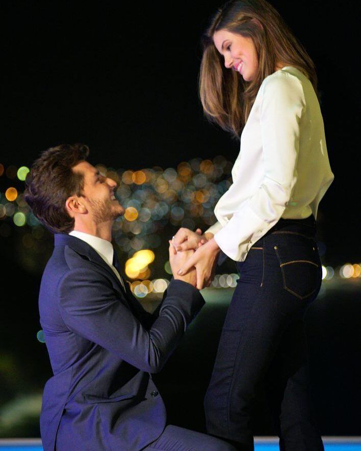 Klebber Toledo e Camila Queiroz estão noivos. Os pombinhos anunciaram a novidade nesta segunda-feira (19) e levaram os fãs à loucura