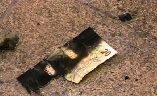 Além disso, foram registrados também outros
12 arrombamentos de terminais bancários. Dentre estes casos, em 14 deles os
criminosos conseguiram abrir o compartimento onde fica o dinheiro, oito deles
com explosivos e, nos outros seis, depois de utilizar maçaricos