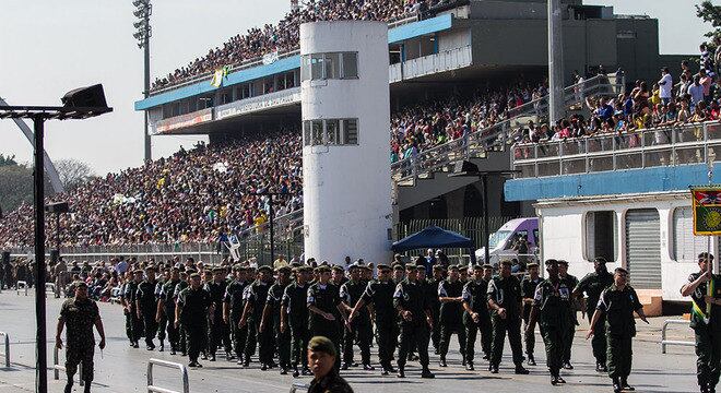 Desfile teve a participação de 8.000 pessoas