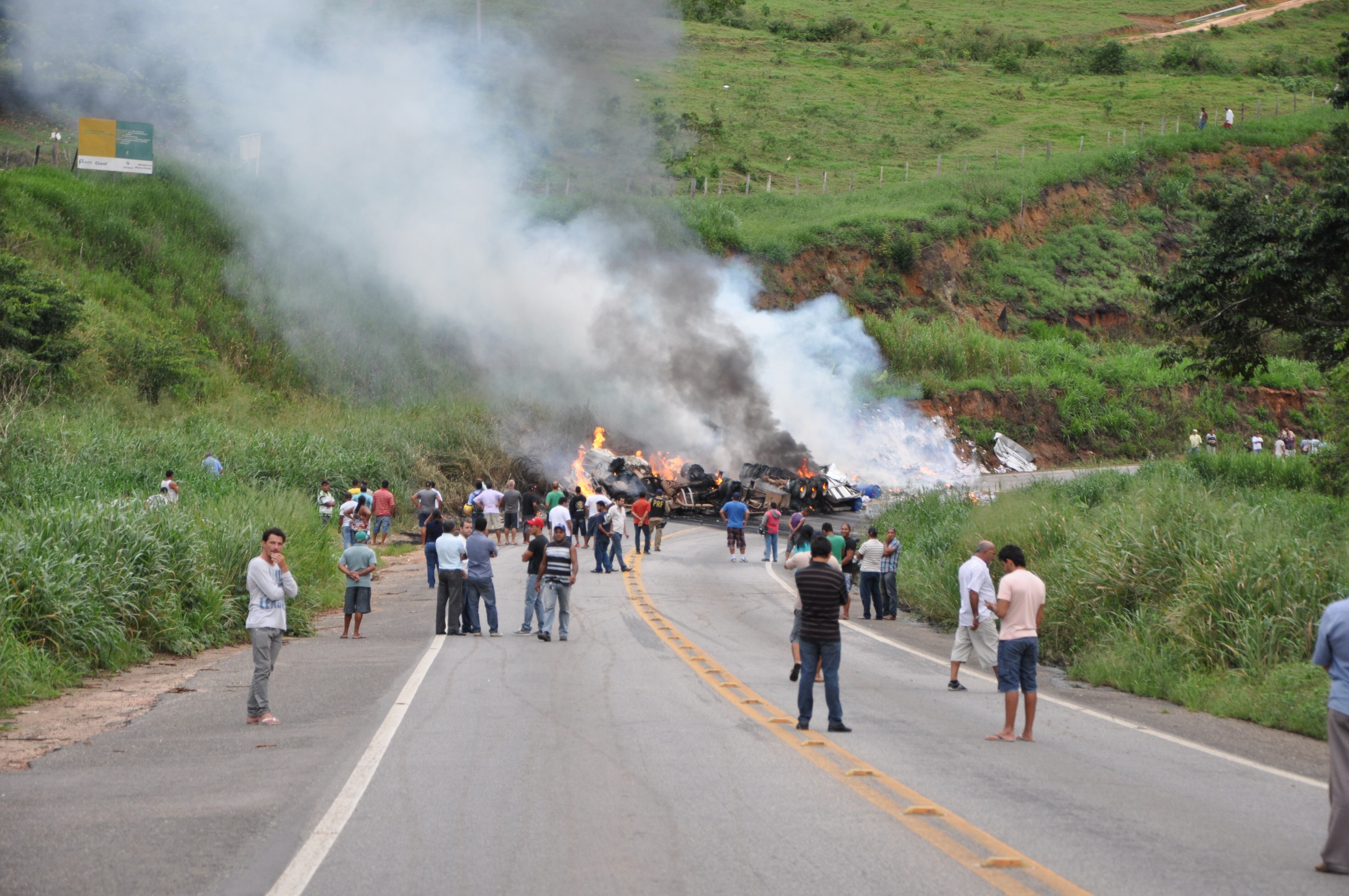 Caminhão baú tombou e pegou fogo; vítimas tiveram queimaduras