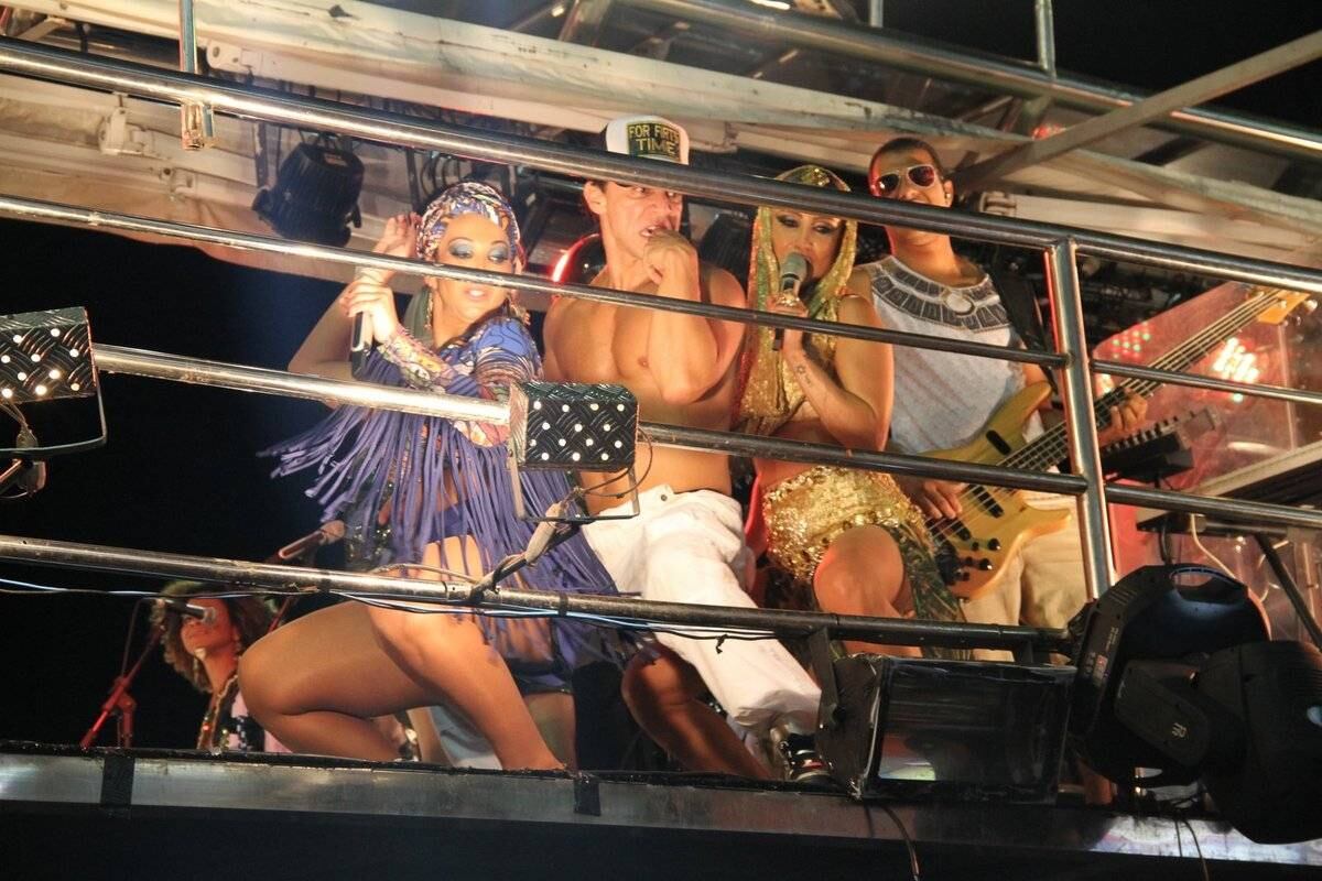 As cantoras desceram até o chão