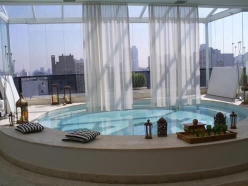 Já se imaginou relaxando nesta piscina com vista para a
cidade? Então, prepare-se. Além de pagar os R$ 30 milhões do apartamento, você
vai desembolsar R$ 18 mil por mês de condomínio