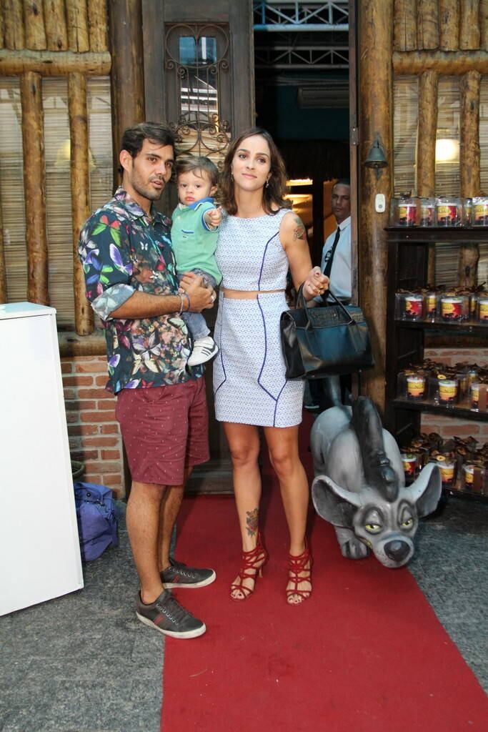 Juliano Cazarré levou a família para o aniversário