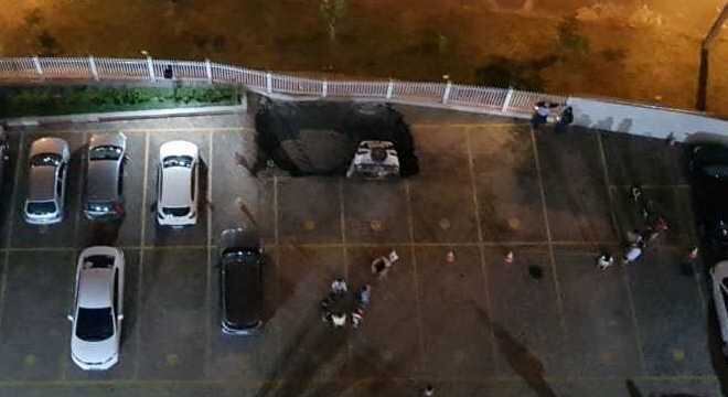 Carro caiu em cratera aberta em garagem
