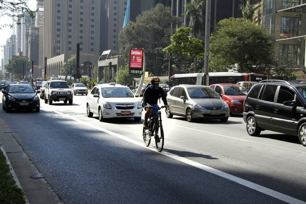 Para a maioria dos ciclistas ouvidos pelo R7, o maior problema de pedalar na cidade é o desrespeito dos motoristas, principalmente nas vias onde não há um espaço exclusivo para o uso de bicicletas. Das dez vias que mais registraram acidentes envolvendo ciclistas em 2013, apenas três têm ciclovias, segundo dados da CET (Companhia de Engenharia de Tráfego), obtidos pela reportagem, com base na Lei de Acesso à Informação.

Na avenida Paulista, há um projeto para implementação de ciclovia no ano que vem. Em 2013, o ciclista David Santos Souza perdeu o braço quando pedalava na ciclofaixa de lazer. Ao longo do ano passado, outros quatro ciclistas se acidentaram na via, que ficou com o sexto lugar no ranking das mais perigosas. 

Reportagem: Dinalva Fernandes, do R7