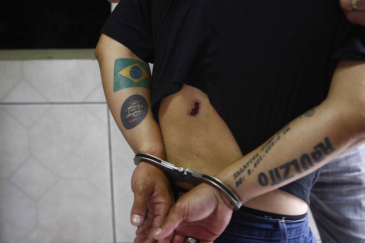 Segundo a polícia, são mais de 20 mandados de prisão preventiva que devem ser cumpridos. No Paraná, foram expedidos 16 mandados de prisão — dez já cumpridos até as 12h desta quinta. Em Santa Catarina, há dois detidos e, no Rio de
Janeiro, um torcedor foi preso. Outros três torcedores presos em
flagrante logo após a briga permanecem detidos em Santa Catarina