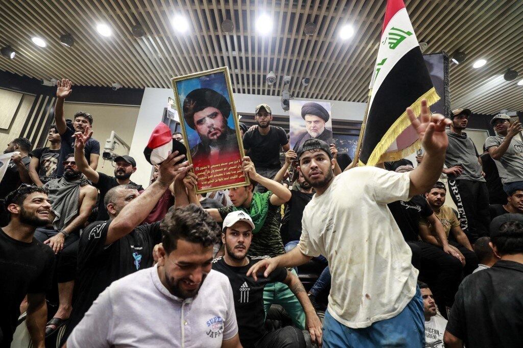 Os manifestantes agitavam bandeiras iraquianas e retratos de Sadr dentro do prédio, enquanto milhares de pessoas protestavam do lado de fora, segundo um jornalista da AFP. No hemiciclo, caminhavam fazendo o sinal da vitória e tirando selfies
