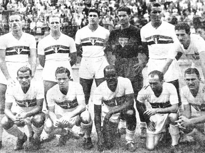 3 - Teixeirinha - 189 gols

O terceiro colocado foi o grande ídolo do São Paulo da histórica equipe da década de 40, conhecida como Rolo Compessor. Teixeirinha (último agachado à dir.) foi seis vezes campeão paulista, entre 1943 e 1953. Com apenas sete gols de vantagem, ele deve ser superado por Luis Fabiano em breve