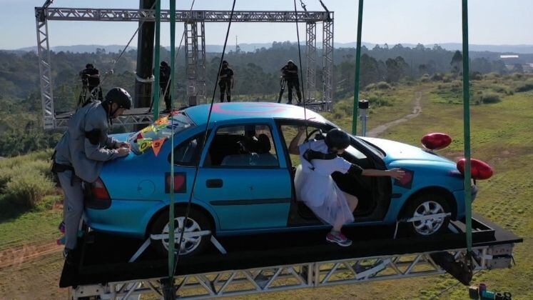 Logo na subida, Adryana e Albert combinaram de não olhar para baixo. "É muito forte o pânico", desabafou a cantora. Albert saiu do carro e foi montando sozinho. De dentro, Adryana ajudou colando um coração