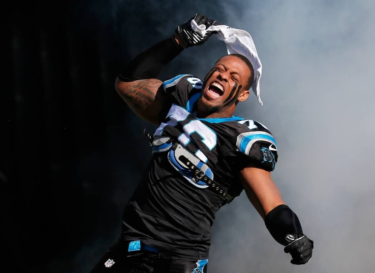 Conhecido pelo estilo falastrão, Hardy foi punido em abril deste ano em 10 jogos pela NFL por suposto caso de violência
doméstica contra uma ex-namorada no fim de 2014. O processo criminal acabou extinto
depois que a vítima desistiu de colaborar com a promotoria de acusação. Com isso, o jogador contratado pelo Dallas
Cowboys, foi liberado para reforçar a linha defensiva da equipe texana a partir
da quinta semana da liga