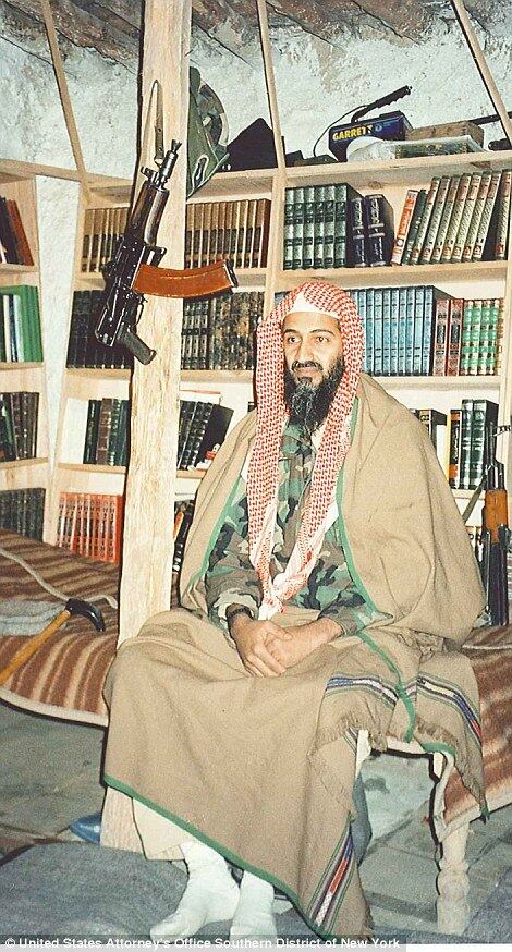 Por dez anos, Bin Laden conseguiu se esconder da melhor inteligência do
mundo. Acredita-se que ele viveu escondido nas montanhas do Paquistão e
Afeganistão