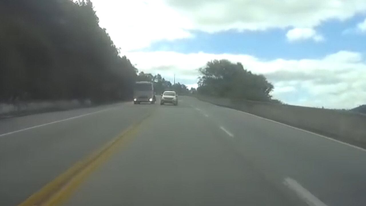 Câmera em carro da PRF flagrou a ultrapassagem proibida do motorista