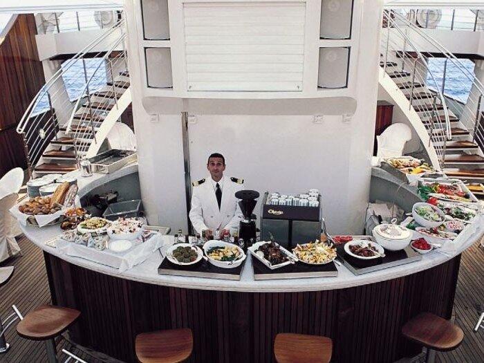 Esse
é o singelo bar do iate puro luxo e grandeza. Além disso, a embarcação tem biblioteca, sala de esportes, parque infantil, fitness center, salão de beleza
e sala de massagens e jacuzzi