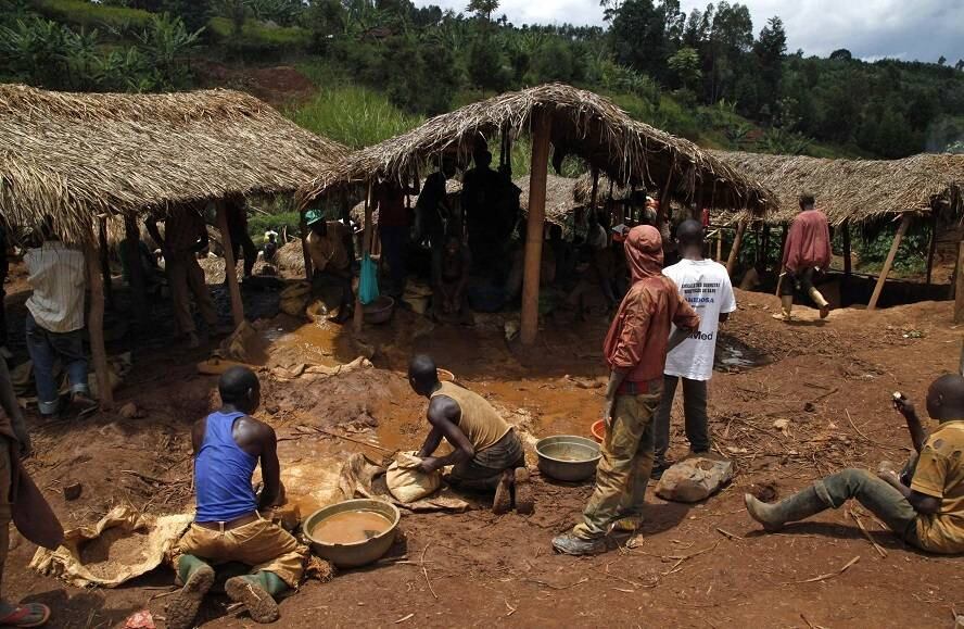 A República Democrática do Congo possui uma das maiores florestas tropicais do mundo, perdendo apenas para a amazônica brasileira. Mas a riqueza da região vem sendo explorada por milhares de mineradores que se submetem à péssimas condições de sobrevivência para extrair ouro.

O objetivo das receitas fiscais do país é dobrar o valor dos minerais, mas investidores já advertiram que podem acabar com os incentivos caso haja revisão do código de mineração.

Um dos acampamentos construídos para abrigar os garimpeiros fica em Walungu, na província de Kivu do Sul