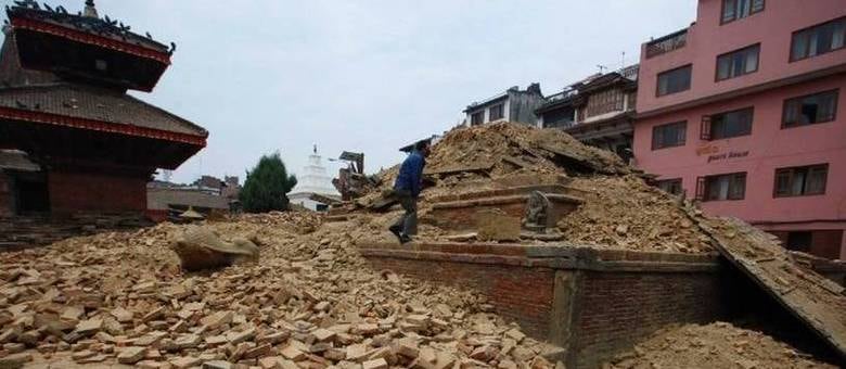 Praças, templos e monumentos ficaram completamente destruídos após os terremotos que abalaram o país em abril