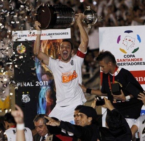Ingresso de Sofá - Durante a reprise da final da conquista da Copa Libertadores da América, em 2011, e da semifinal do Campeonato Brasileiro de 1995, históricas na história do Santos, a diretoria promoveu uma nova modalidade: o ingresso de sofá. Para contribuir com as categorias de base do clube, foi proposto a compra de ingressos fictícios no valor de R$ 4 (sócios) e R$ 8 (não sócios). No total das duas partidas mais de 10 mil ingressos foram comercializados.