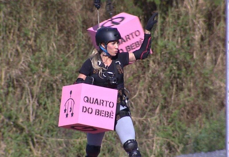 Depois que elas estiverem nos devidos cômodos, o casal deve saltar e se agarrar na rede de segurança
• VÍDEO: Prova dos Casais vai levar os relacionamentos às alturas nesta segunda-feira (25)