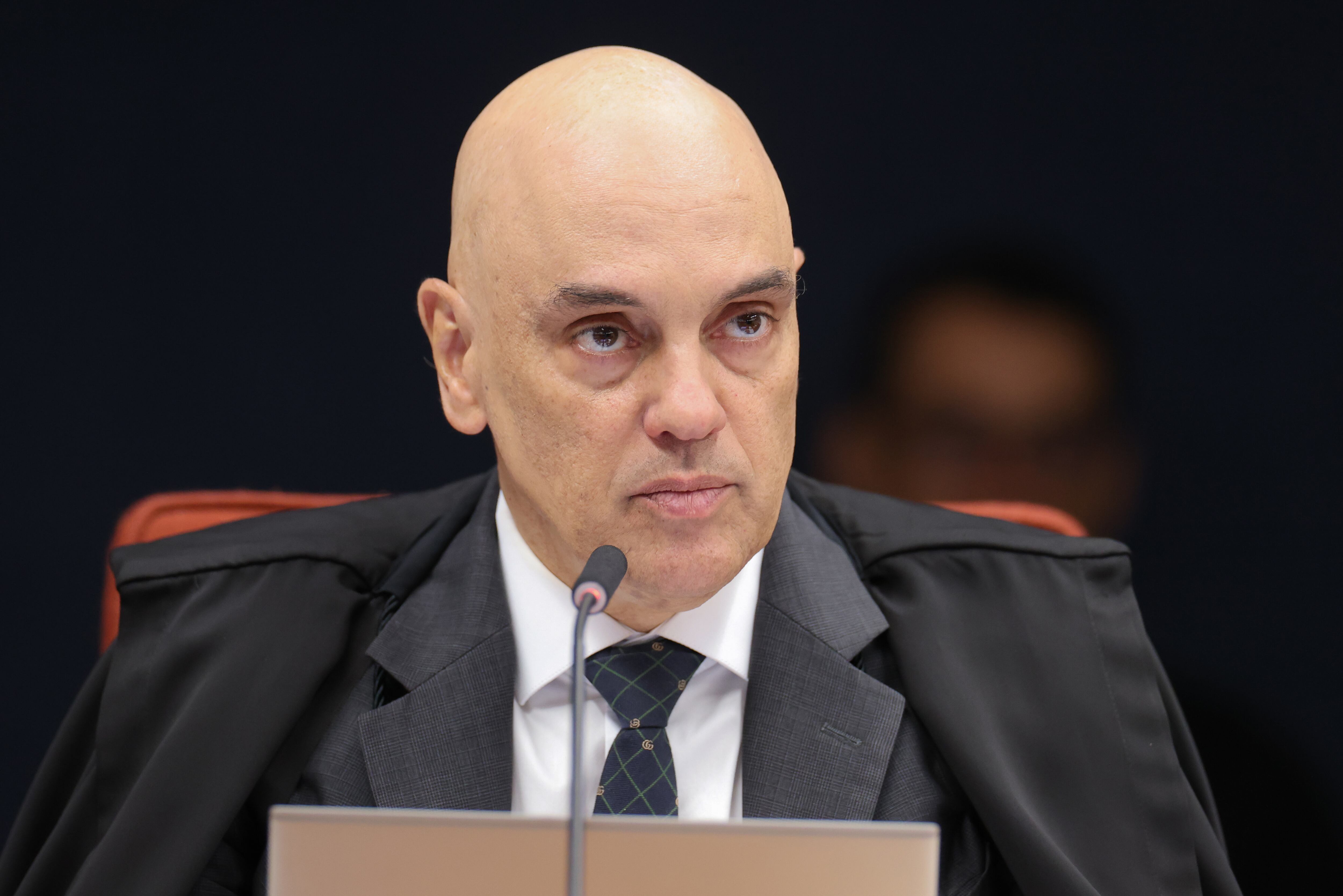 Alexandre de Moraes garante que seguirá decisões mesmo sob pressão internacional