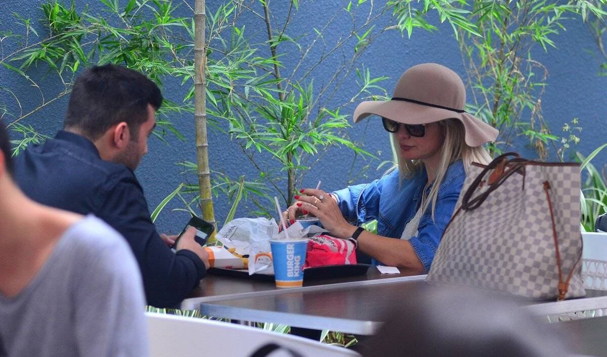 Os dois aproveitaram a espera no aeroporto para comer um lanche 