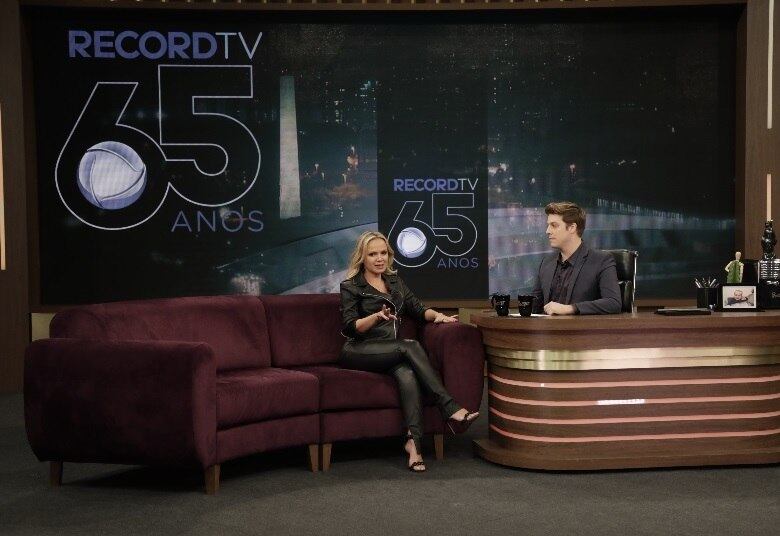 “Nasceu de uma necessidade porque, enquanto a Angélica e a Xuxa tinham balé e cenário, eu não tinha nada”, explica. E continua: “Comecei a cantar a ‘dancinha dos dedinhos’ para os meus sobrinhos e pensei: ‘As crianças gostaram, vou levar pro programa’”