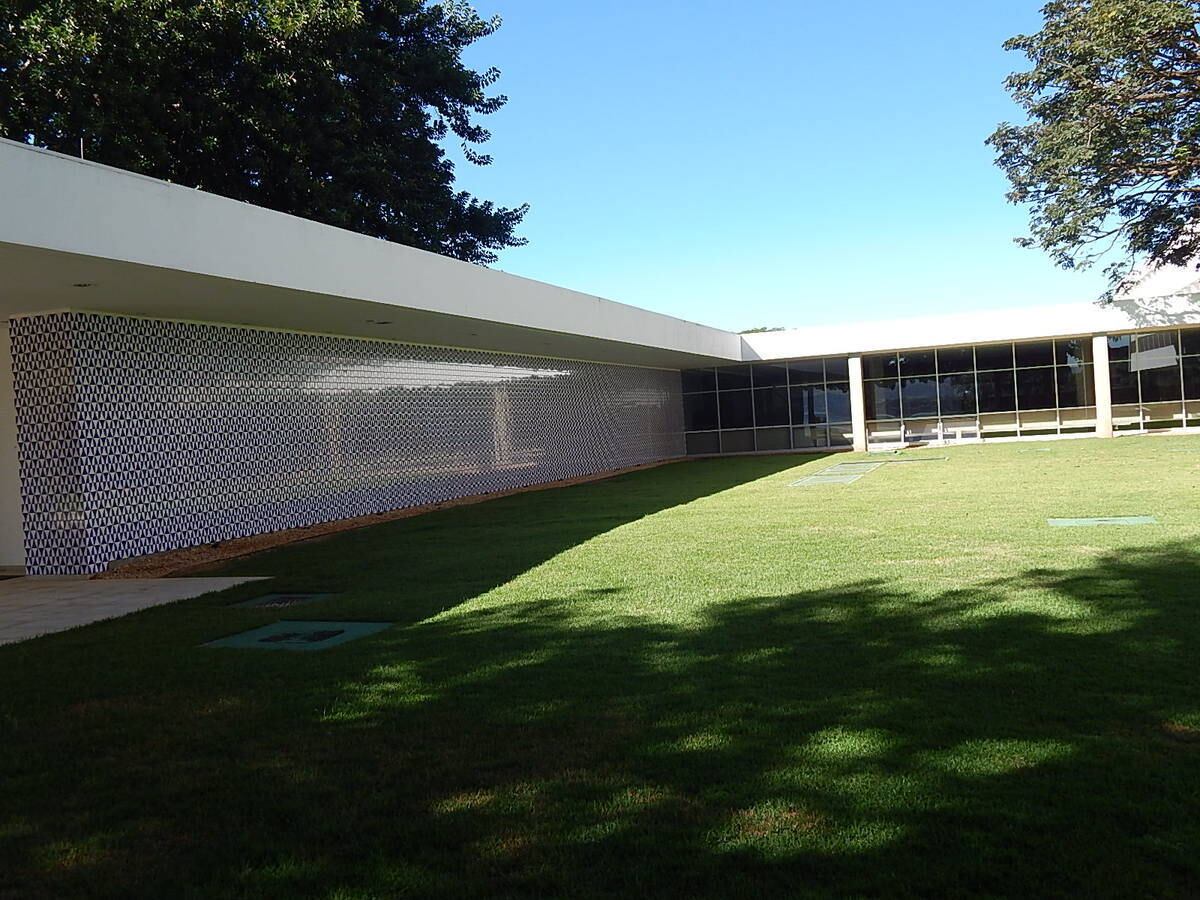 Além do verde e de uma paisagem virada para o Lago Paranoá, o Brasília Palace Hotel conta com dois painéis do artista plástico Athos Bulcão, que tem diversas obras espalhadas pela capital federal, como no Teatro Nacional e na Catedral de Brasília

