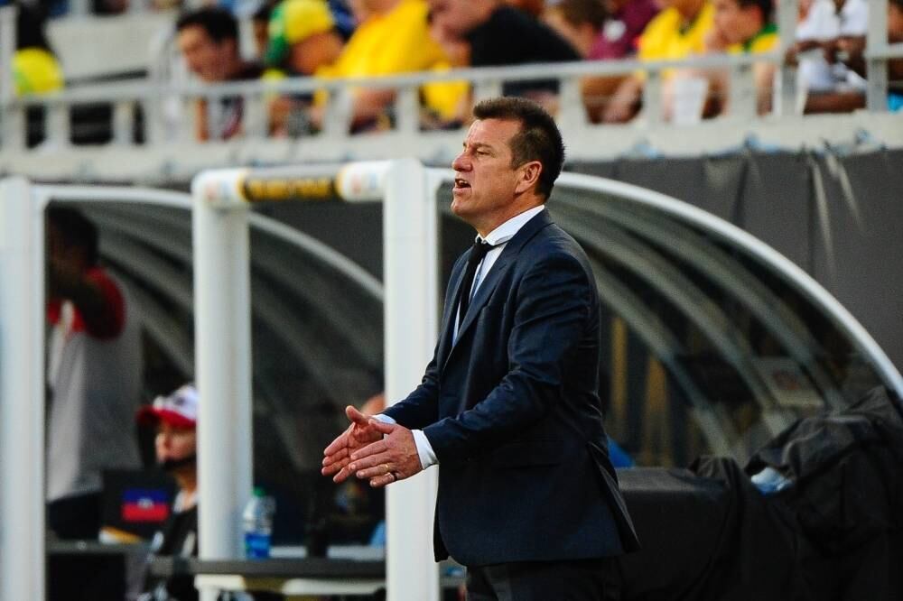 Meritocracia? 


Se a seleção é o time como os melhores jogadores, deveria
ser também a equipe com o melhor técnico do Brasil. E Dunga não é. Tem suas
qualidades, mas está muito atrás de Tite, que vem obtendo sucesso no
Corinthians. Até Dunga já sabe que o seu conterrâneo gaúcho é mais capacitado