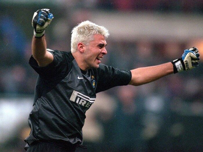 

Sébastien Frey é
outro goleiro francês que está no TOP 10. Atualmente no Genoa, o atleta deixou
o modesto Cannes, da França, para defender a Inter de Milão. E a negociação foi a oitava
maior transação da história: cerca de 41 milhões de reais.


Conheça os 12 estádios mais bizarros do mundo
