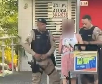 A ação provocou revolta entre as pessoas que acompanhavam a abordagem