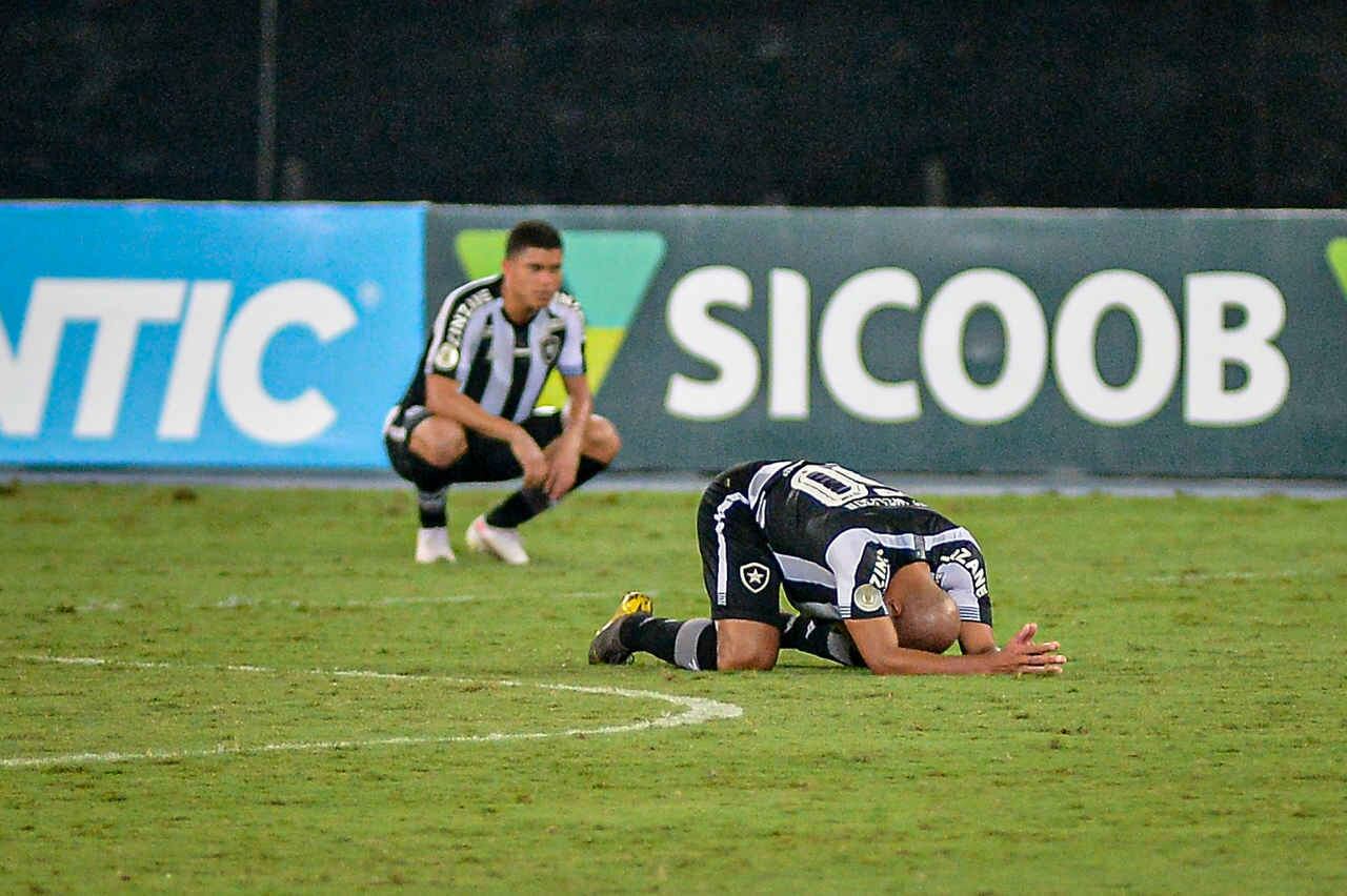 O São Paulo lidera o Campeonato Brasileiro, enquanto Botafogo e Goiás estão nas situações mais difíceis ao final da 24ª rodada. A reportagem montou uma galeria atualizada com as chances de cada clube - conforme a tabela no momento - de título, vaga para a Libertadores (G6) e rebaixamento. Os dados são do Departamento de Matemática da Universidade Federal de Minas Gerais (UFMG). Veja as contas: