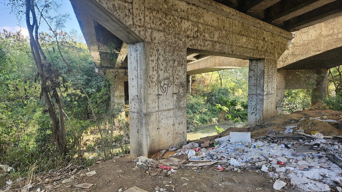 Viaduto onde corpo da vítima foi encontrado neste domingo (20)