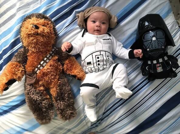 Num desuas brincadeiras, Jiang vestiu o bebê de Princesa Léa, personagem fictícia da série de filmes Star Wars