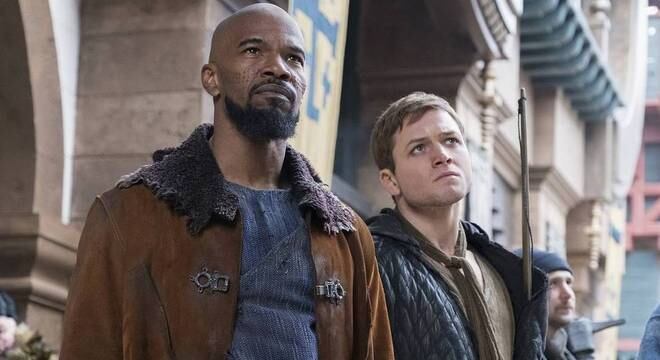 Jamie Foxx e Taron Egerton em cena de Robin Hood: A Origem
