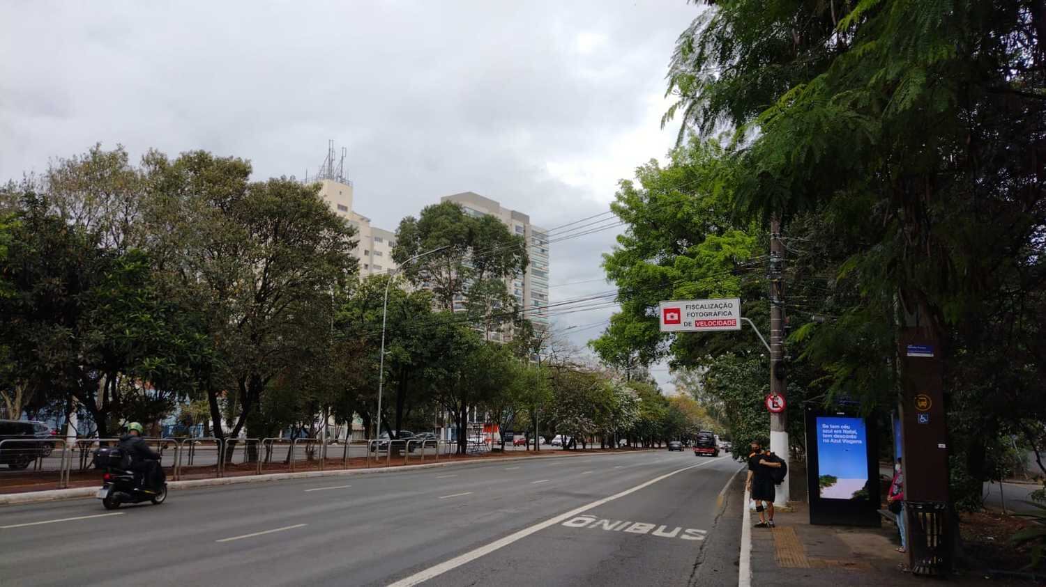 O sol aparece entre muitas nuvens nesse sábado (11) em São Paulo