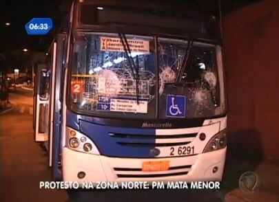 Outros quatro coletivos foram depredados, assim como duas agências bancárias. Uma mulher grávida chegou a desmaiar após ser atingida por uma pedrada na cabeça