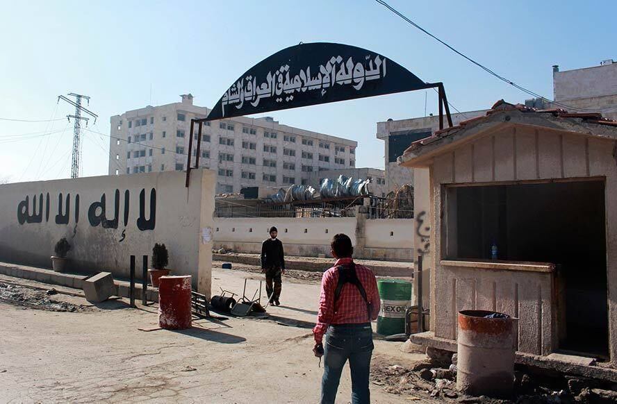 Nesta manhã, os rebeldes tomaram o
controle do principal quartel (foto) do Estado Islâmico do Iraque e do Levante em Aleppo, a maior
cidade do norte da Síria.
Segundo o Observatório Sírio de Direitos Humanos, as 385 mortes se referem às vítimas registradas desde o amanhecer da sexta-feira até a meia-noite passada