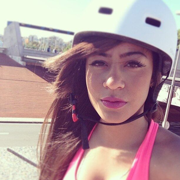 A irmã de Neymar, Rafaella Santos, não fica atrás e mostra aos fãs cada detalhe do faz. Na imagem acima, Rafaella mostrou o capacete que usou em um passeio de patins 