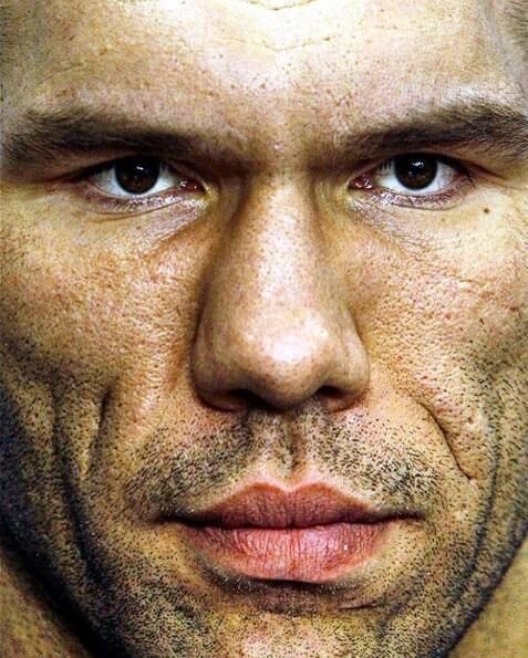 No boxe, Nikolai Vuleuv construiu uma brilhante carreira em
cima dos ringues com um cartel de 53 lutas, sendo 50 vitórias, apenas 2 derrotas e uma sem resultado. Tornou-se
campeão mundial em 2005, ao bater o norte-americano John Ruiz
