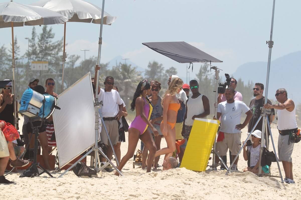 Para uma determinada cena do clique, Diogo Nogueira precisou ser enterrado na areia