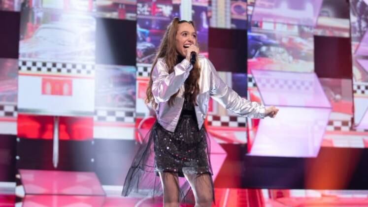 O rei do rock não poderia ficar de fora dessa repescagem, Manu
Reis levantou 100 jurados com o sucesso Jailhouse Rock, de Elvis Presley, indo
direto para a semifinal!