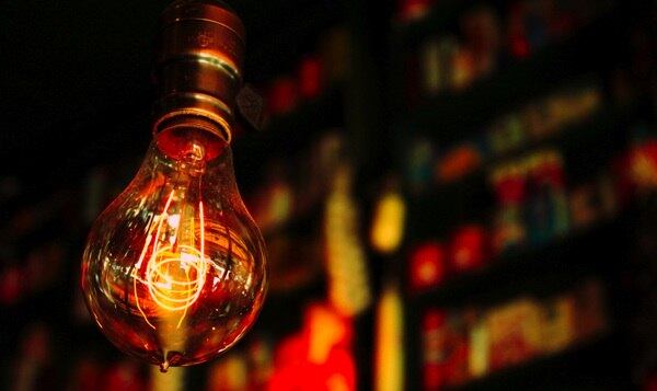 Um mecanismo retém esse espectro infravermelho e a transforma na chamada luz visível