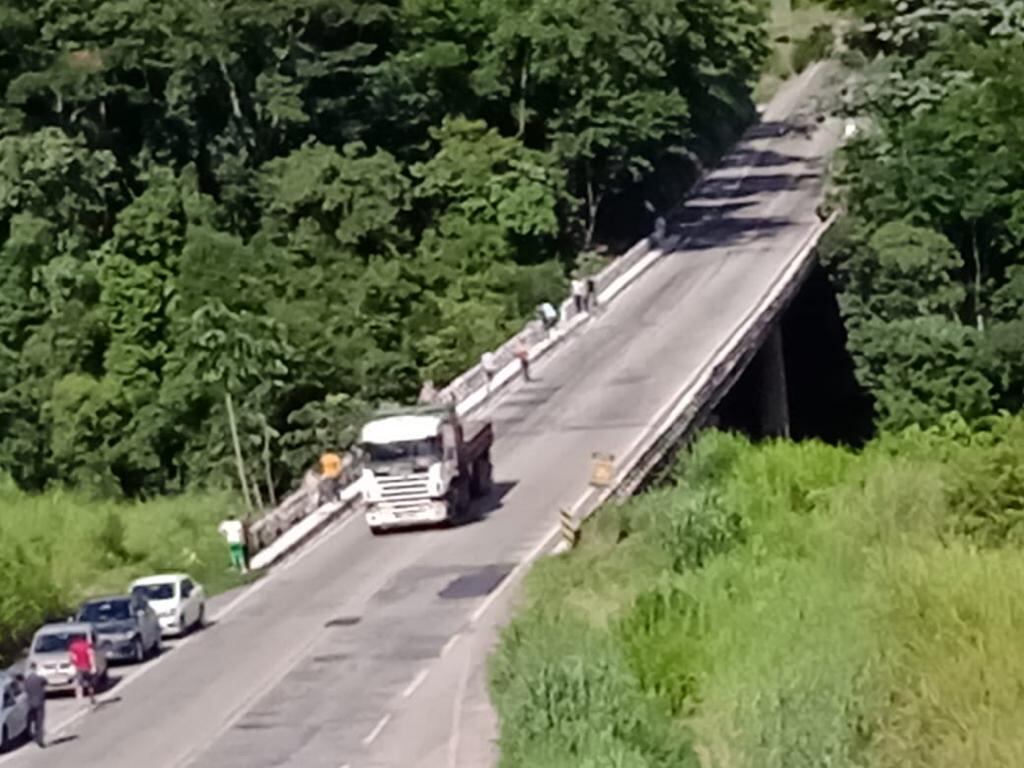 Caminhão caiu de viaduto, que tem 35 metros de altura, na BR-381 em Minas Gerais