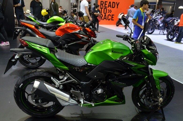 Kawasaki Z300 — como era de se esperar, o modelo já estreou na Europa e agora, em 2015, desembarca por aqui. A naked virá calçar um degrau acima da Honda CB 300 e Yamaha Fazer 250, por oferecer um motor e dois cilindros e 39 cv de potência