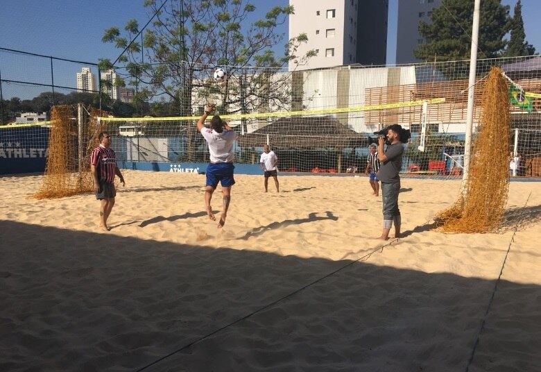 Na areia, cada um levou um parceiro para disputar o futevôlei. O são-paulino Pinha confessou logo de cara seu gosto pelo esporte, assumindo ser um frequentador assíduo da quadra
