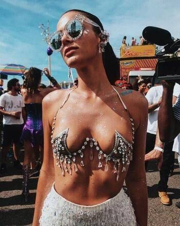 Bruna Marquezine reinou no Bloco da Favorita, no Rio de Janeiro, com uma fantasia ousada. Não por acaso, a atriz foi a celebridade com a foto que mais bombou, com mais de dois milhões de curtidas