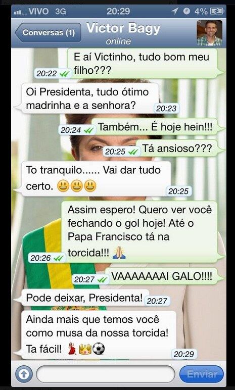 Como torcedora fanática do Atlético Mineiro, Dilma Bolada manda recados para os jogadores do time. Na legenda da foto, ela diz "Brasil, país rico é país com Libertadores"