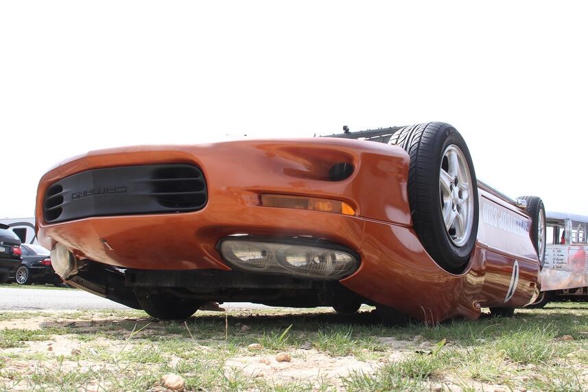 Esse Chevrolet Camaro de ponta-cabeça foi feito para competir nas 24 Horas de Le Mons, corrida americana cujo mote é reunir os carros mais exóticos do mundo. As regras são parcas, mas rígidas, sendo a mais importante o custo do carro, que não deve extrapolar os US$ 500 (aproximadamente R$ 1,1 mil, pela cotação atual)